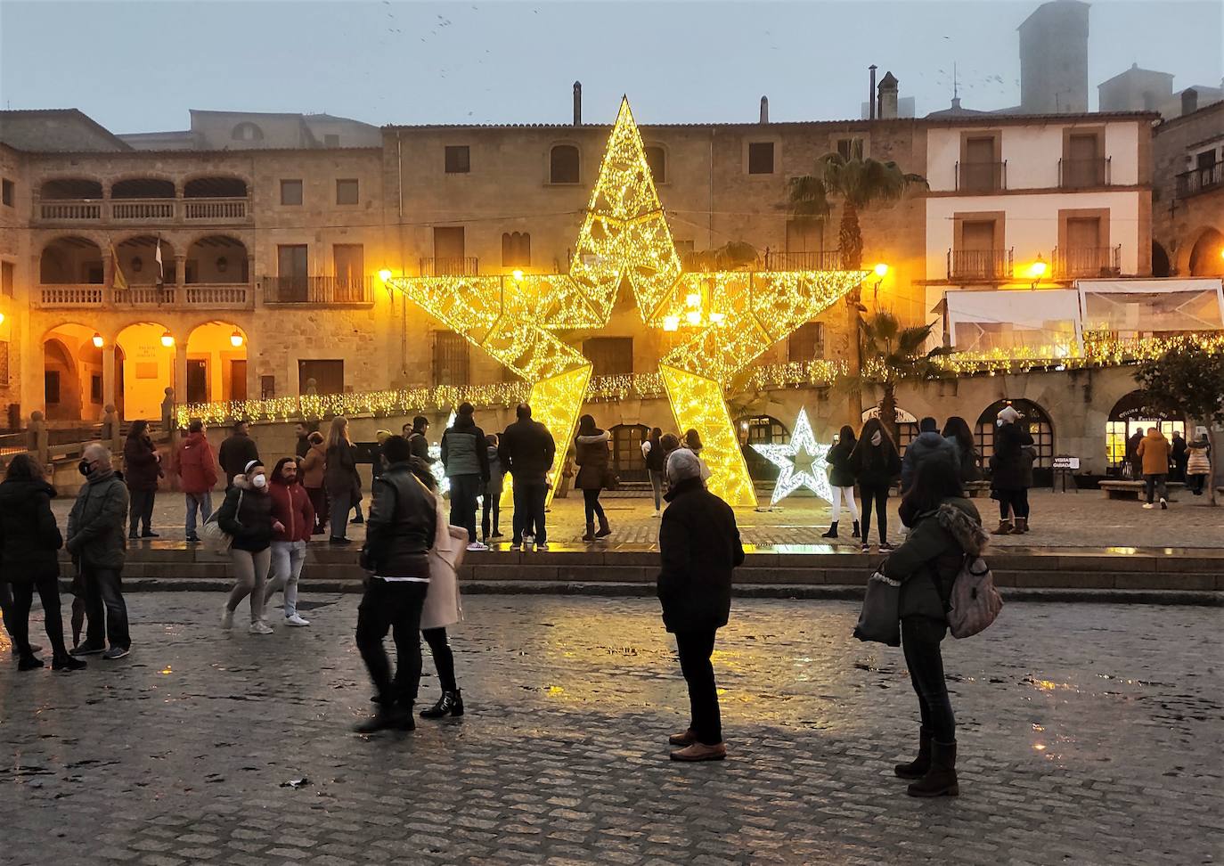 La plaza Mayor, el día del encendido de la ilumnación navideña 