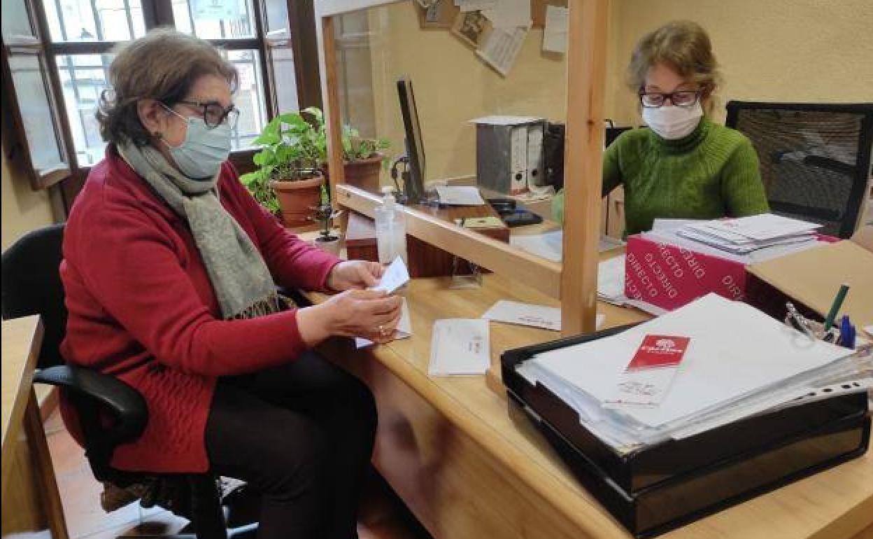 Maribel Pablos y la trabajadora Sofía de Tapia 