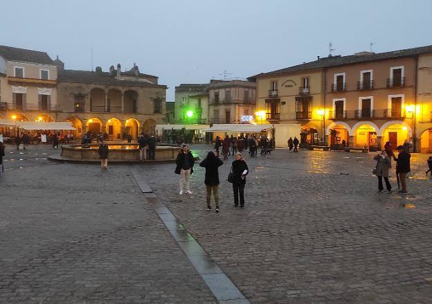Vecinos en la plaza Mayor 