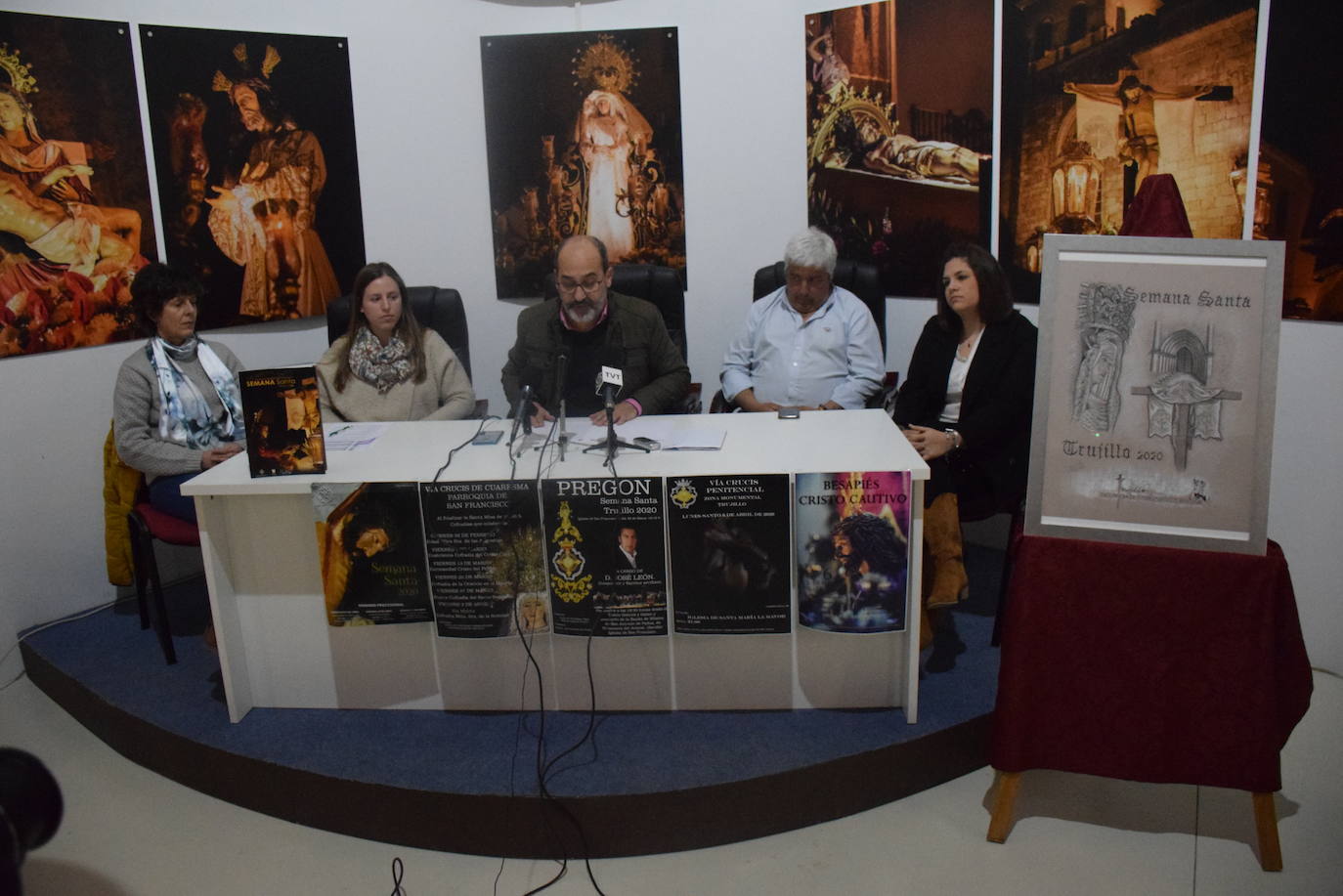 Rsponsables de la Junta de Cofradías, cuando dieron a conocer su programación de Semana Santa y el cartel anunciador en 2020 