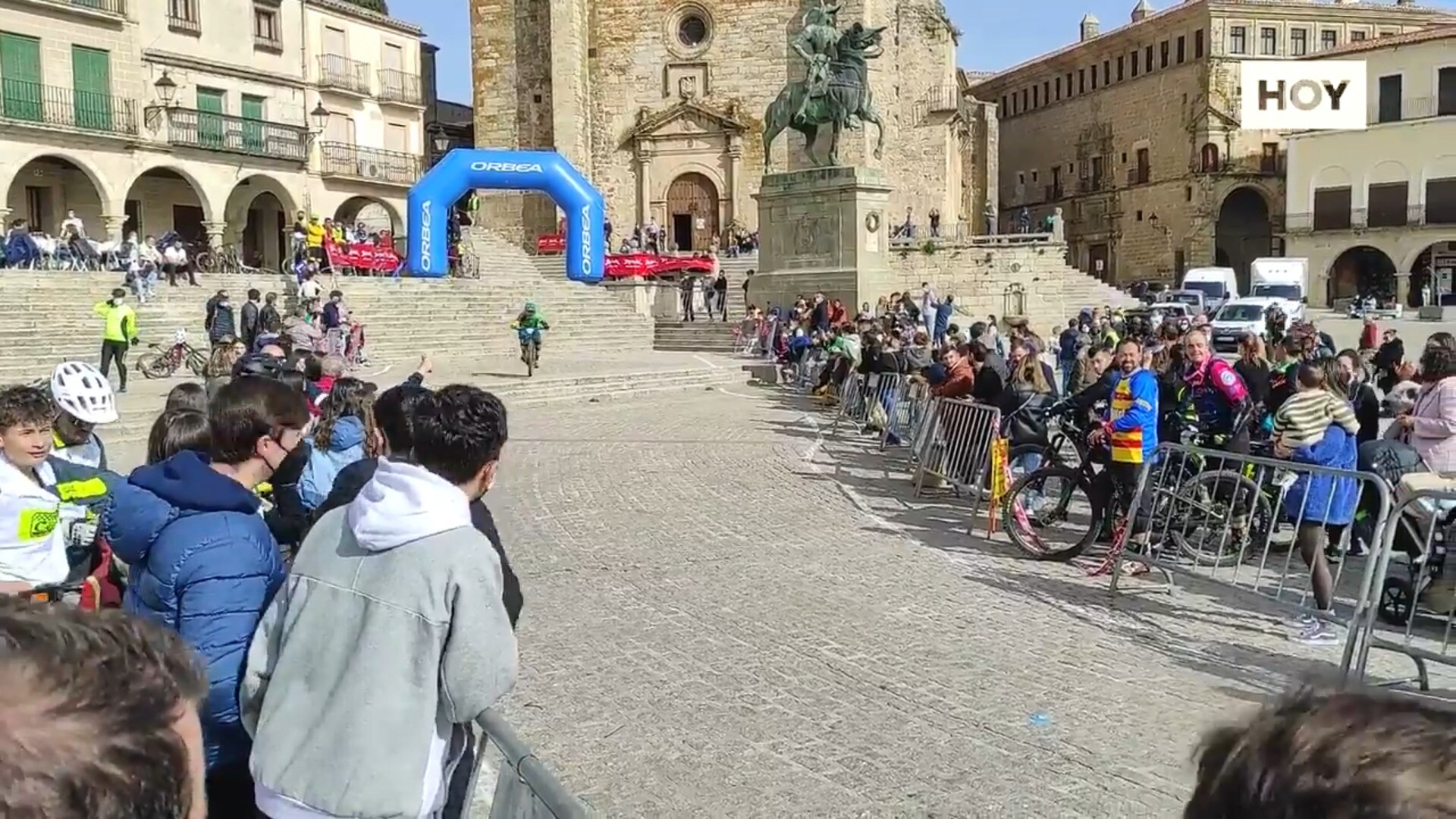 La prueba ciclista de enduro llena de ambiente la ciudad