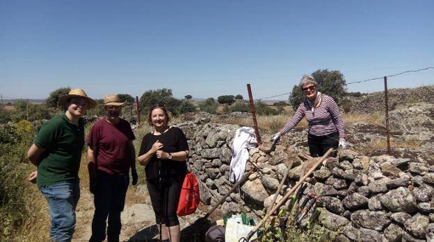 La reconstrucción de paredes, una de las últimas actividades del seminario del Paisaje.