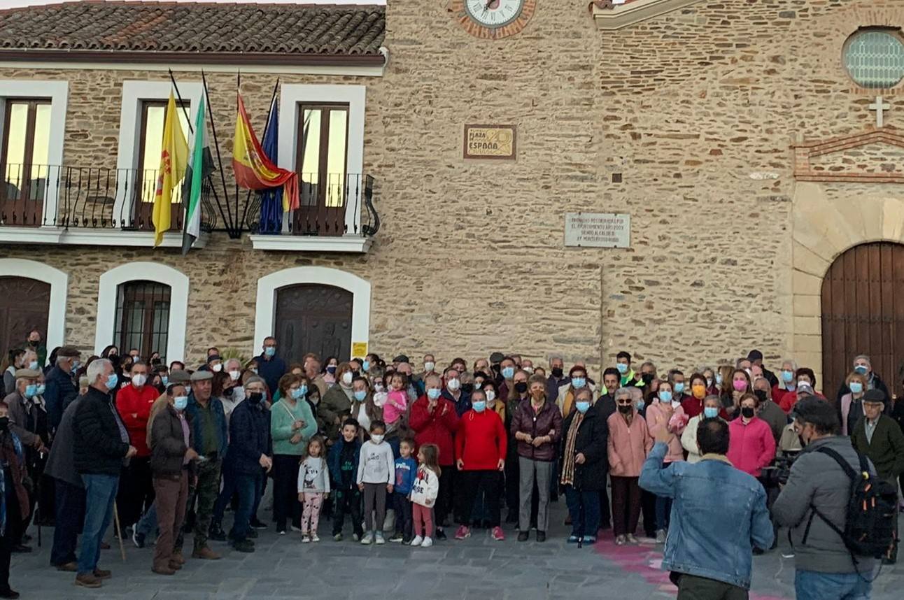 Asistentes en la concentración llevada a cabo ayer 