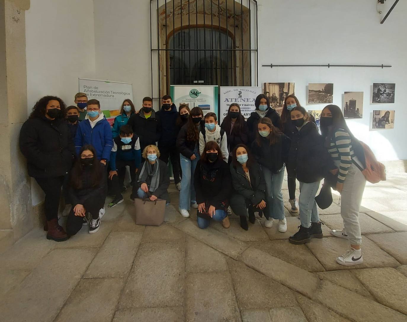 Asistentes a la muestra, con las organizadoras 
