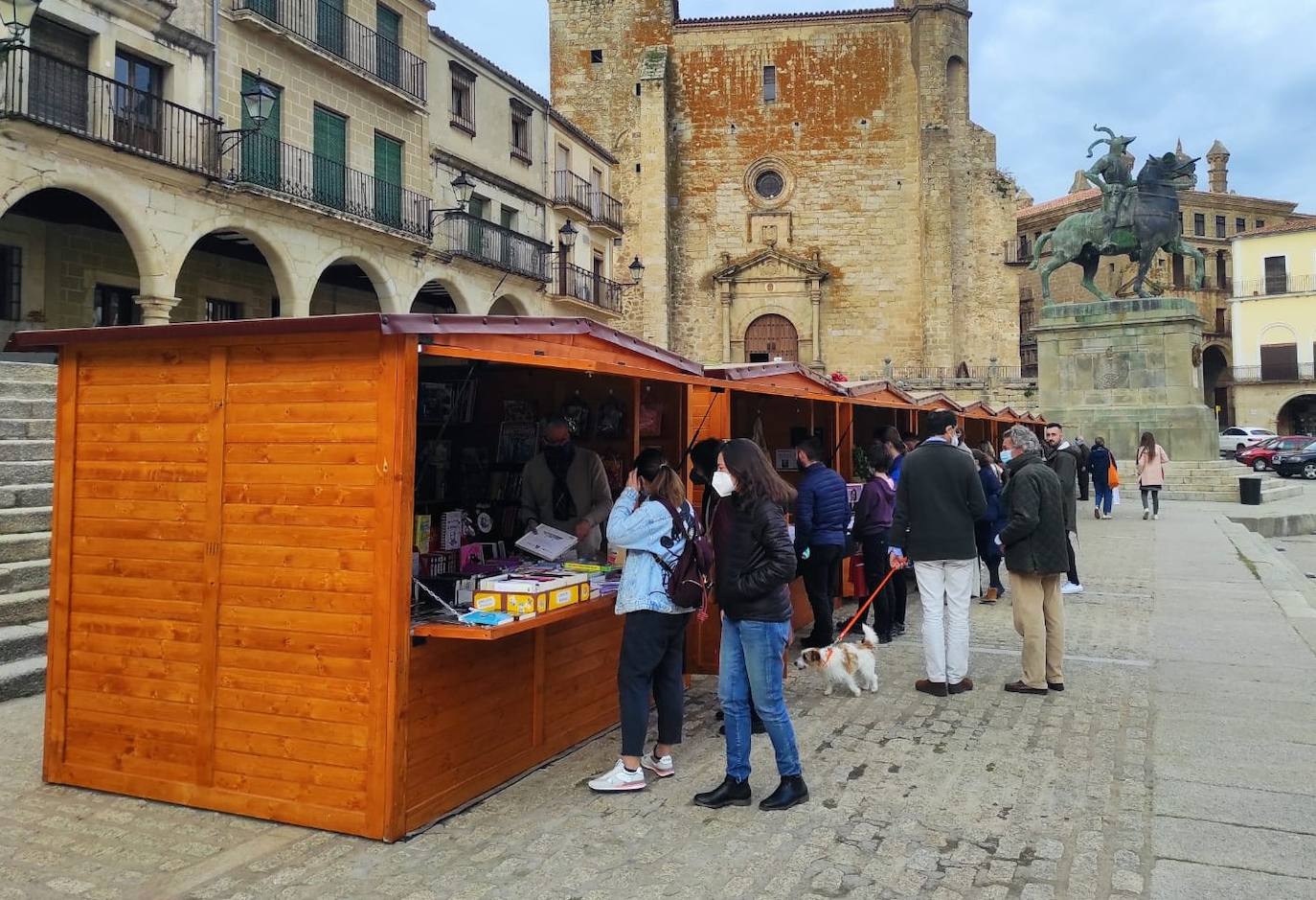 El público asistente en las casetas de libreros y editores, ayer por la tarde. 