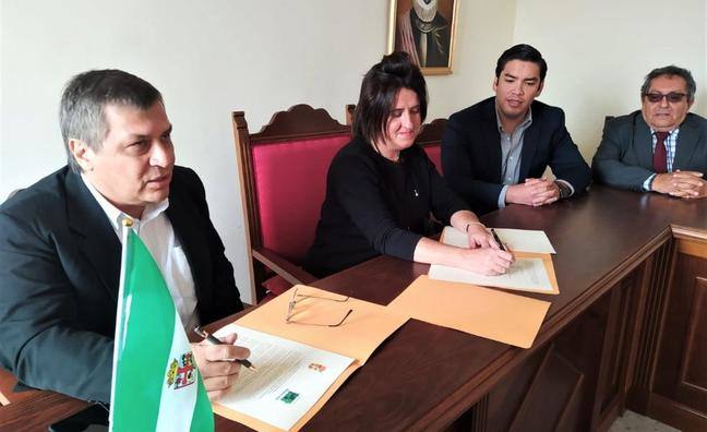 Firma del uno de los acuerdos con la delegación boliviana. 
