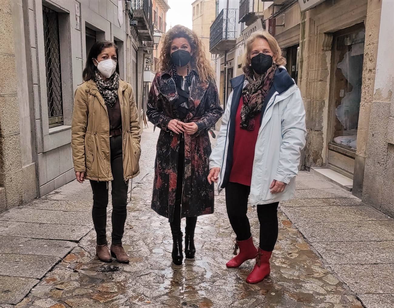 inés Rubio, junto a sus dos compañeras Consuelo Soriano y Soledad Corralers, en la calle Tiendas. . 