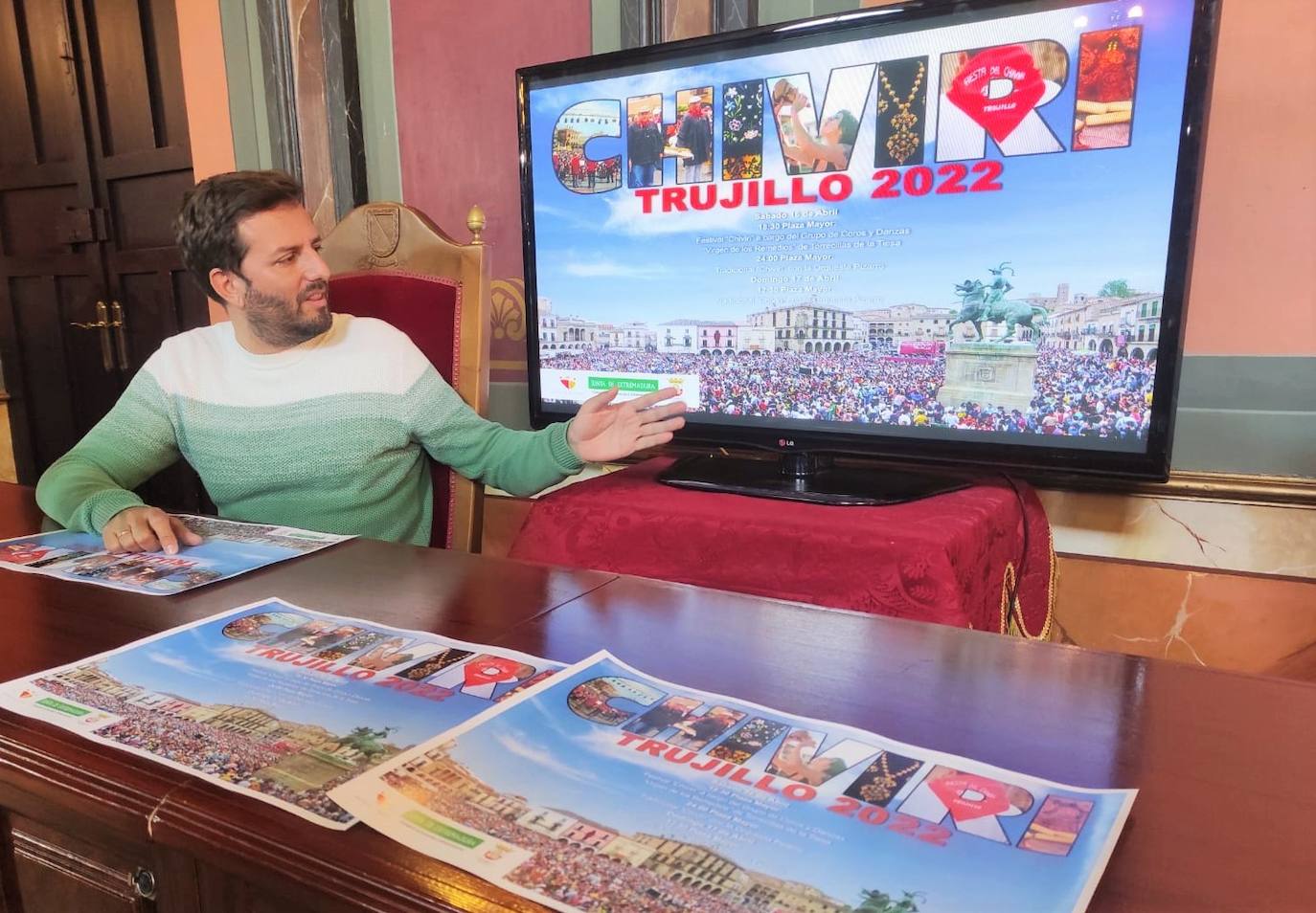 El concejal mostrando el cartel anunciador del Chíviri 