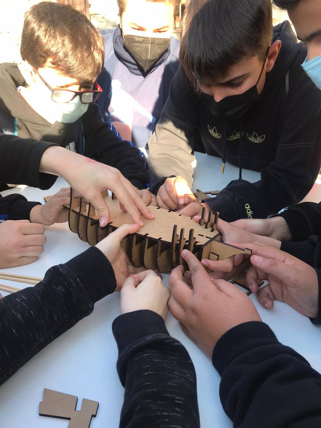 Imagen secundaria 2 - La jornada cultural del colegio Sagrado Corazón de Jesús acerca la vuelta al mundo