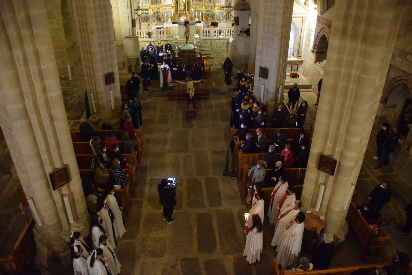 El vía crucis celebrado en la iglesia de Santa María
