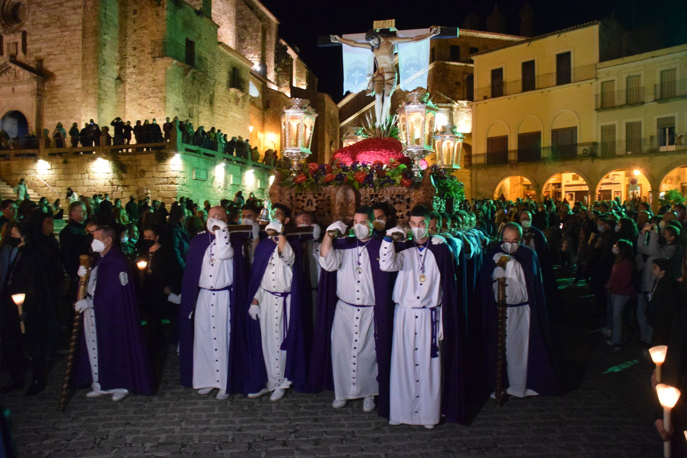 El Cristo del Perdón atravesando la plaza Mayor 