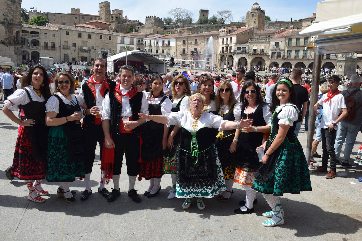 Imagen secundaria 1 - Multitudinaria fiesta del Chíviri
