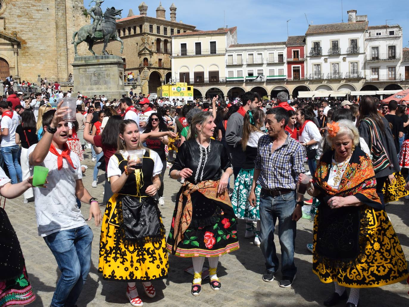 Imagen principal - Multitudinaria fiesta del Chíviri