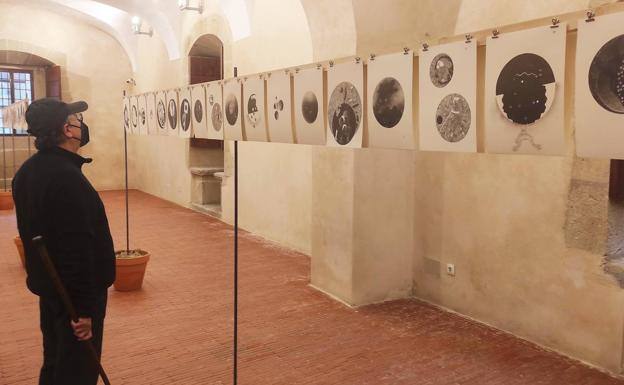 Visitante de la exposición 'El sueño azul' en el Barrantes Cervantes 