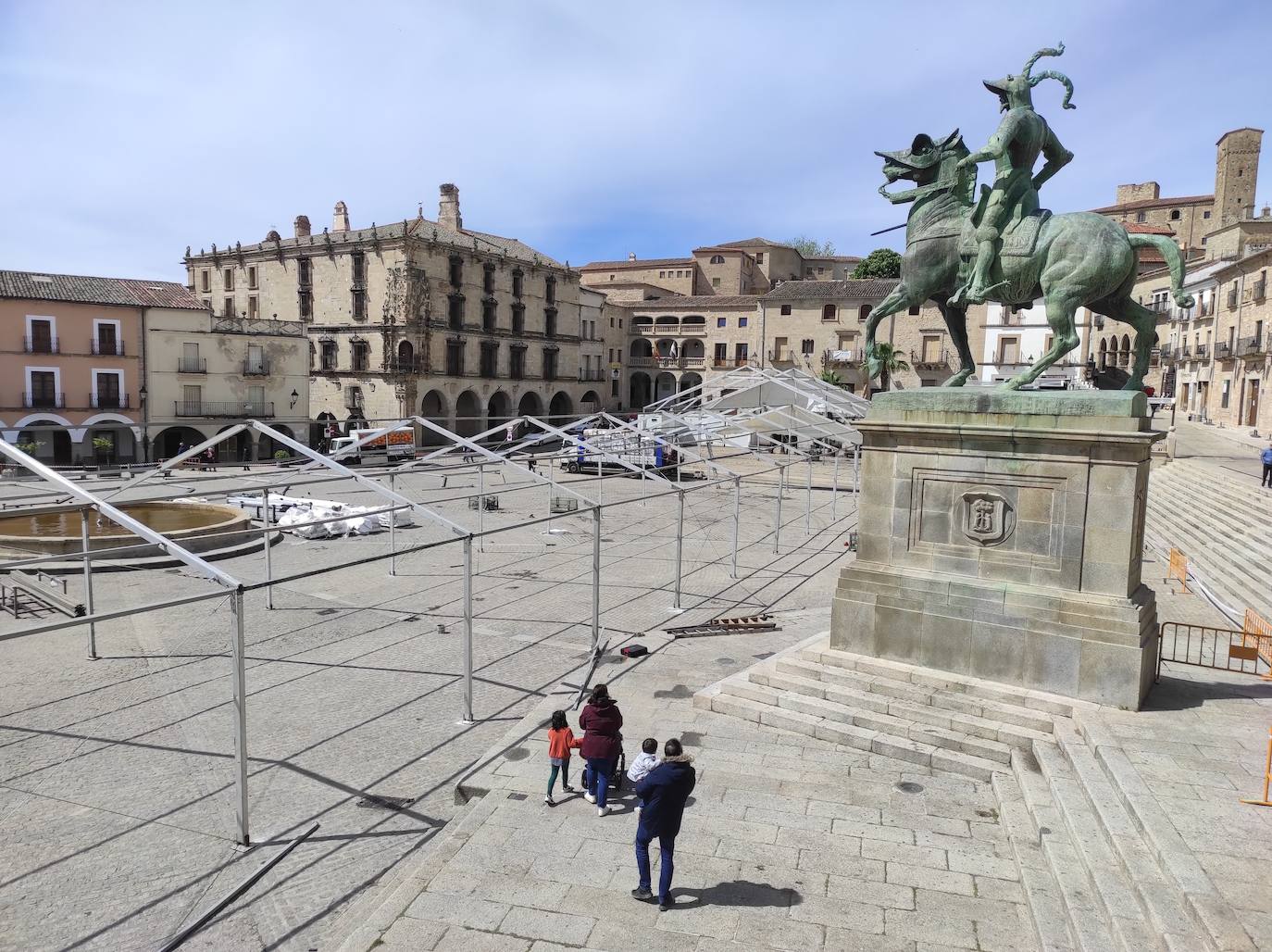 Montaje de la infraestructura necesaria para la Feria del Queso de Trujillo