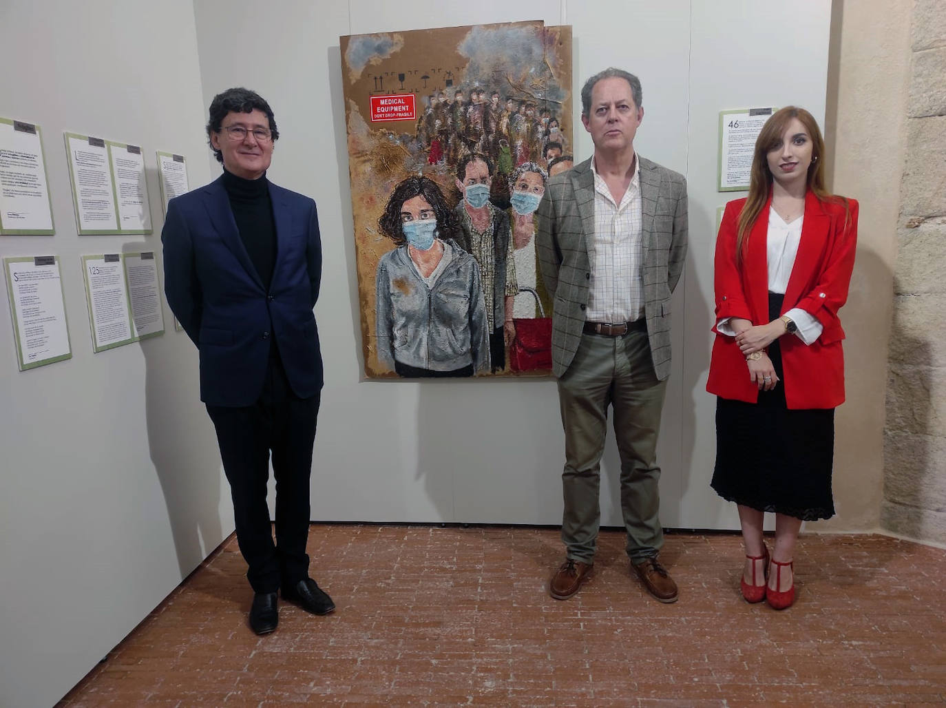 El artista escoltado por responsables de la Fundación. 