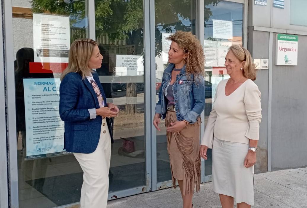Elena Nevado, Inés Rubio y Soledad Corrales, en la puerta de Urgencias 