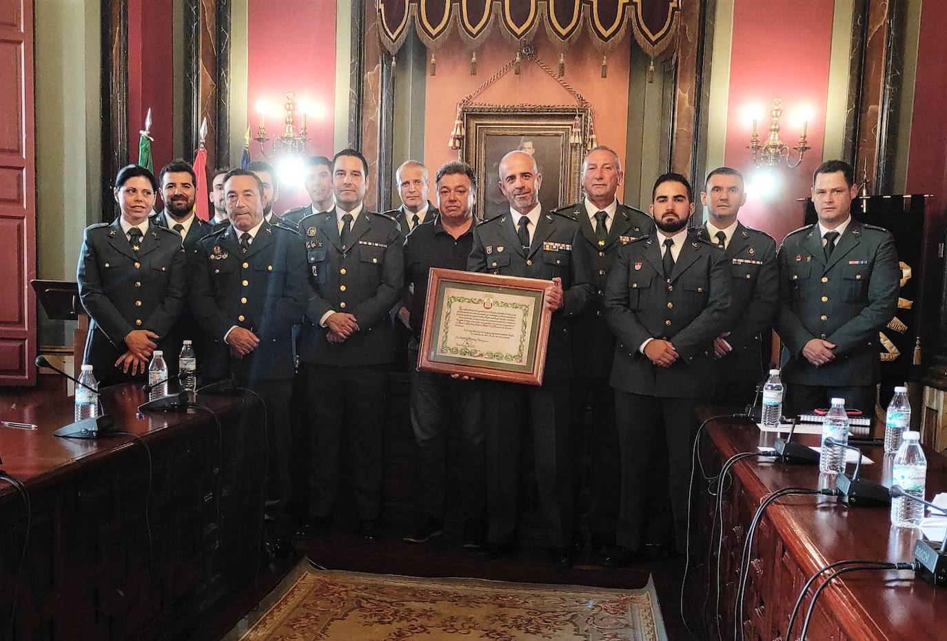 Imagen principal - El capitán de la Guardia Civil recoge el reconocimiento otorgado por la coporación municipal