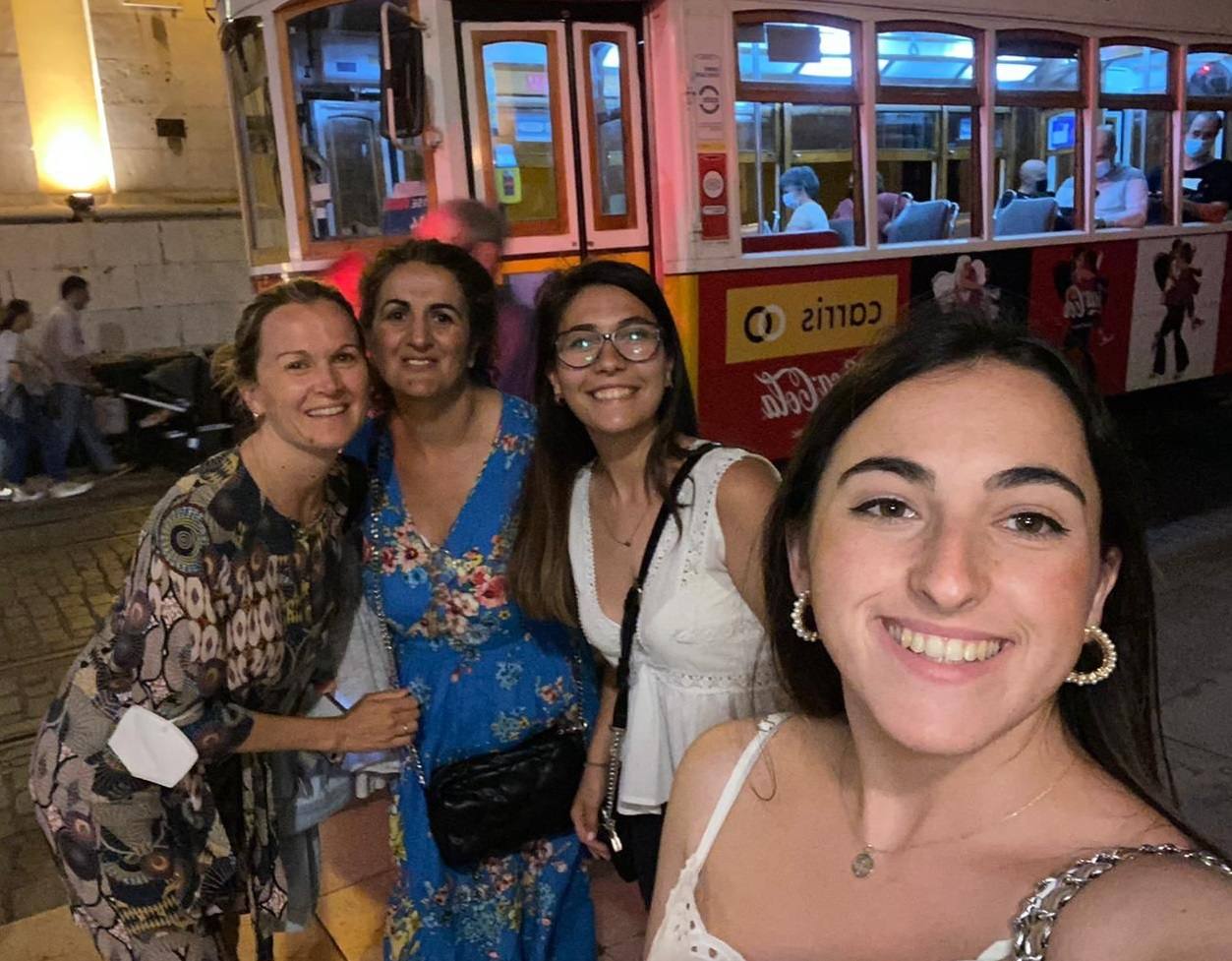 Las dos docnetes, junto a sus dos alumnas en una estancia en Lisboa 