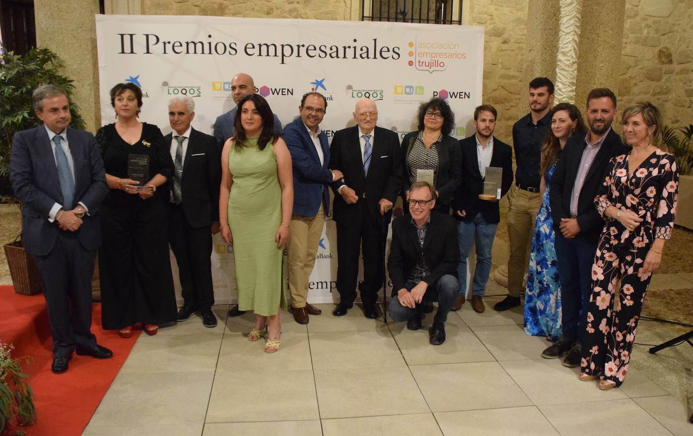 Los premiados junto a representantes de diversas instituciones 