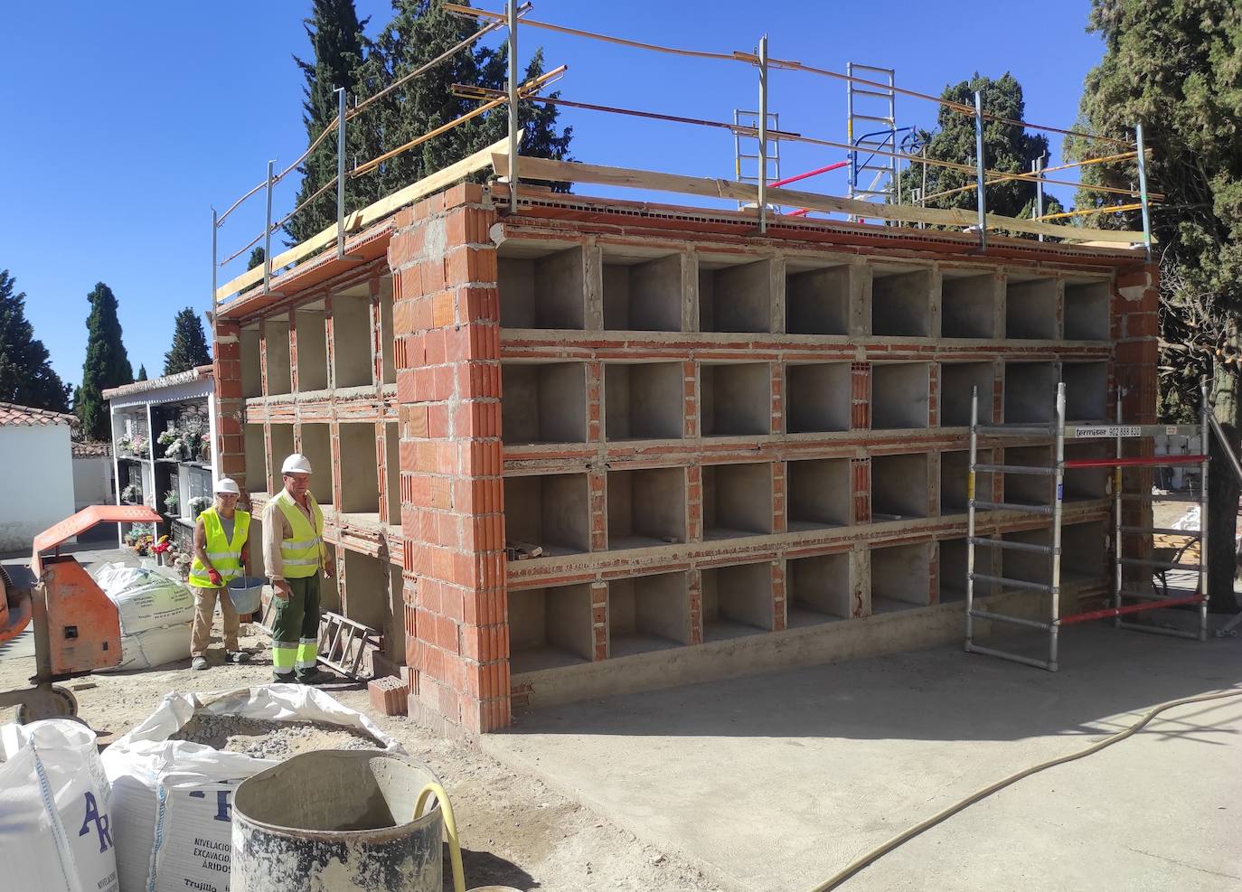 La construcción de 30 nichos y 36 columbarios ya está, por fin, en marcha