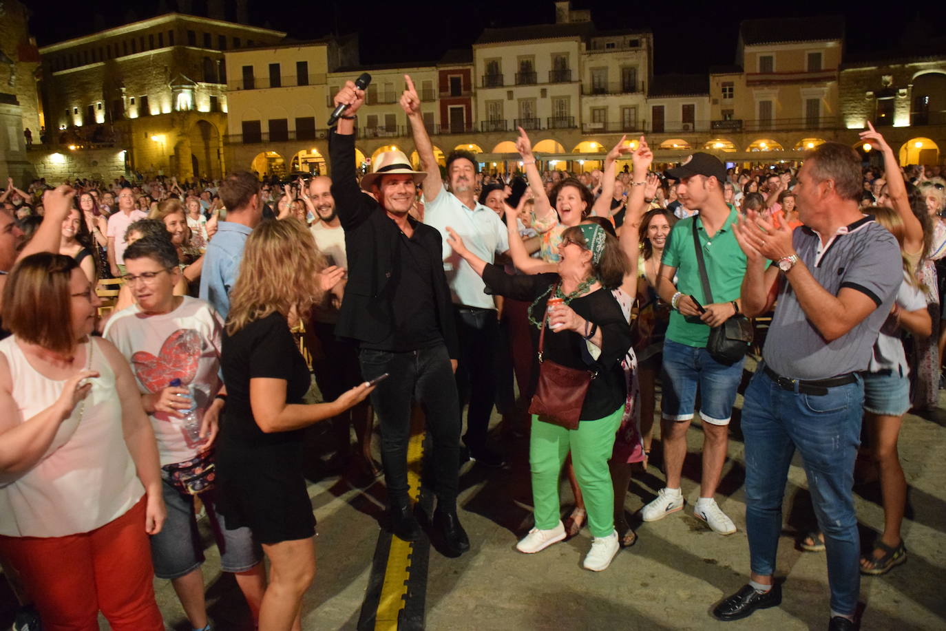El 'Sabina' de la banda bajó del escenario para cantar con el público 