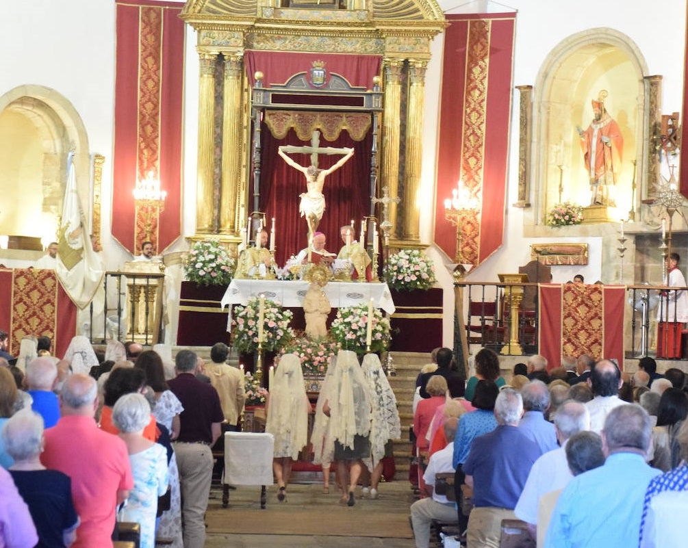 Fotos: Subida, en procesión de la Patrona