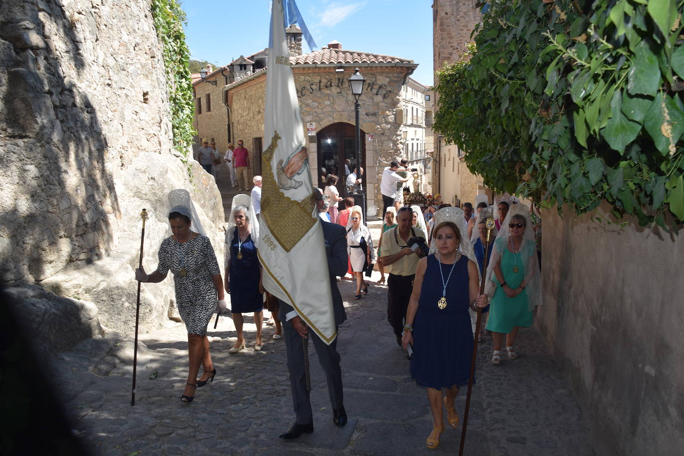 Fotos: Subida, en procesión de la Patrona