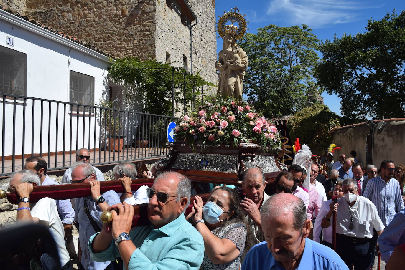 Fotos: Subida, en procesión de la Patrona