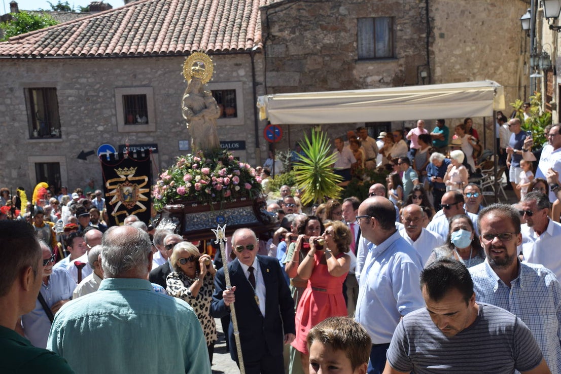 Fotos: Subida, en procesión de la Patrona