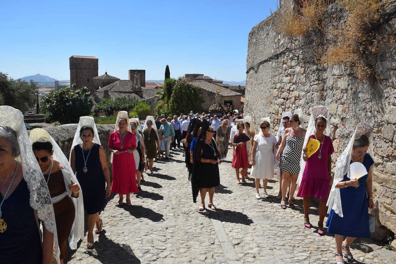 Fotos: Subida, en procesión de la Patrona
