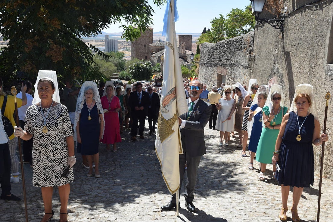 Fotos: Subida, en procesión de la Patrona