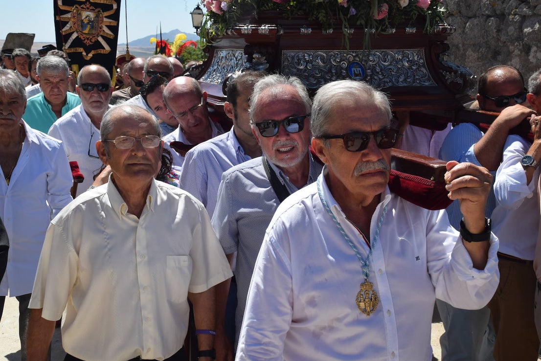 Fotos: Subida, en procesión de la Patrona
