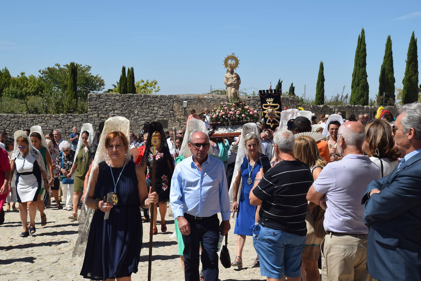 Fotos: Subida, en procesión de la Patrona