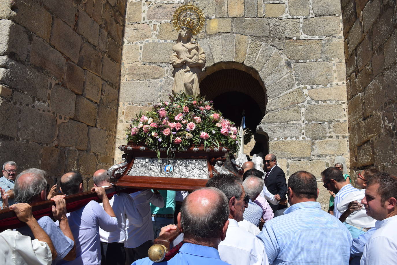 Fotos: Subida, en procesión de la Patrona