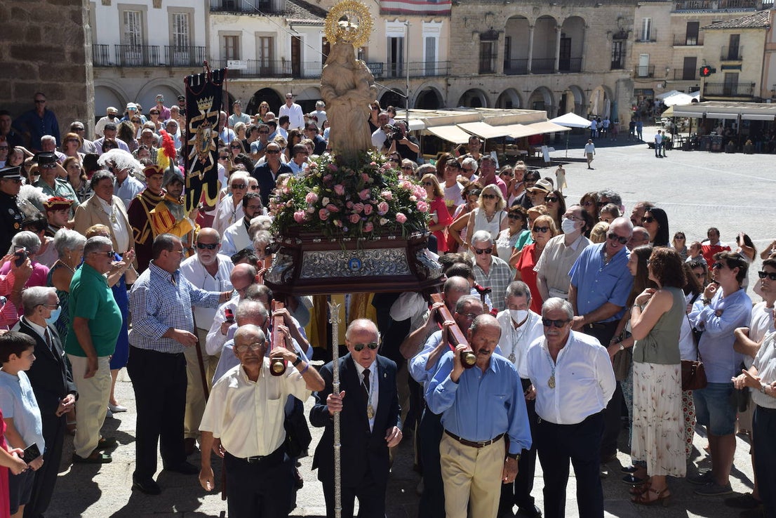 Fotos: Subida, en procesión de la Patrona