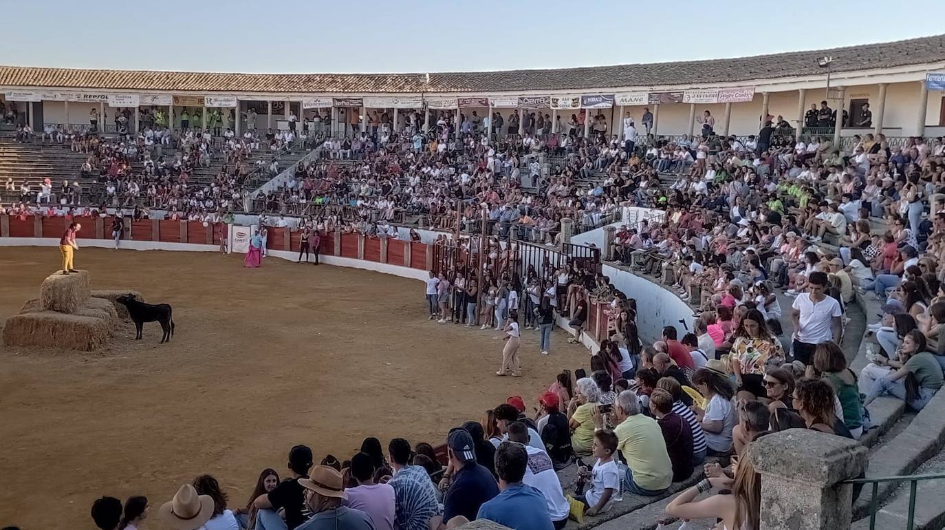 Fotos: Gran ambiente en la jornada de la capea de las mujeres