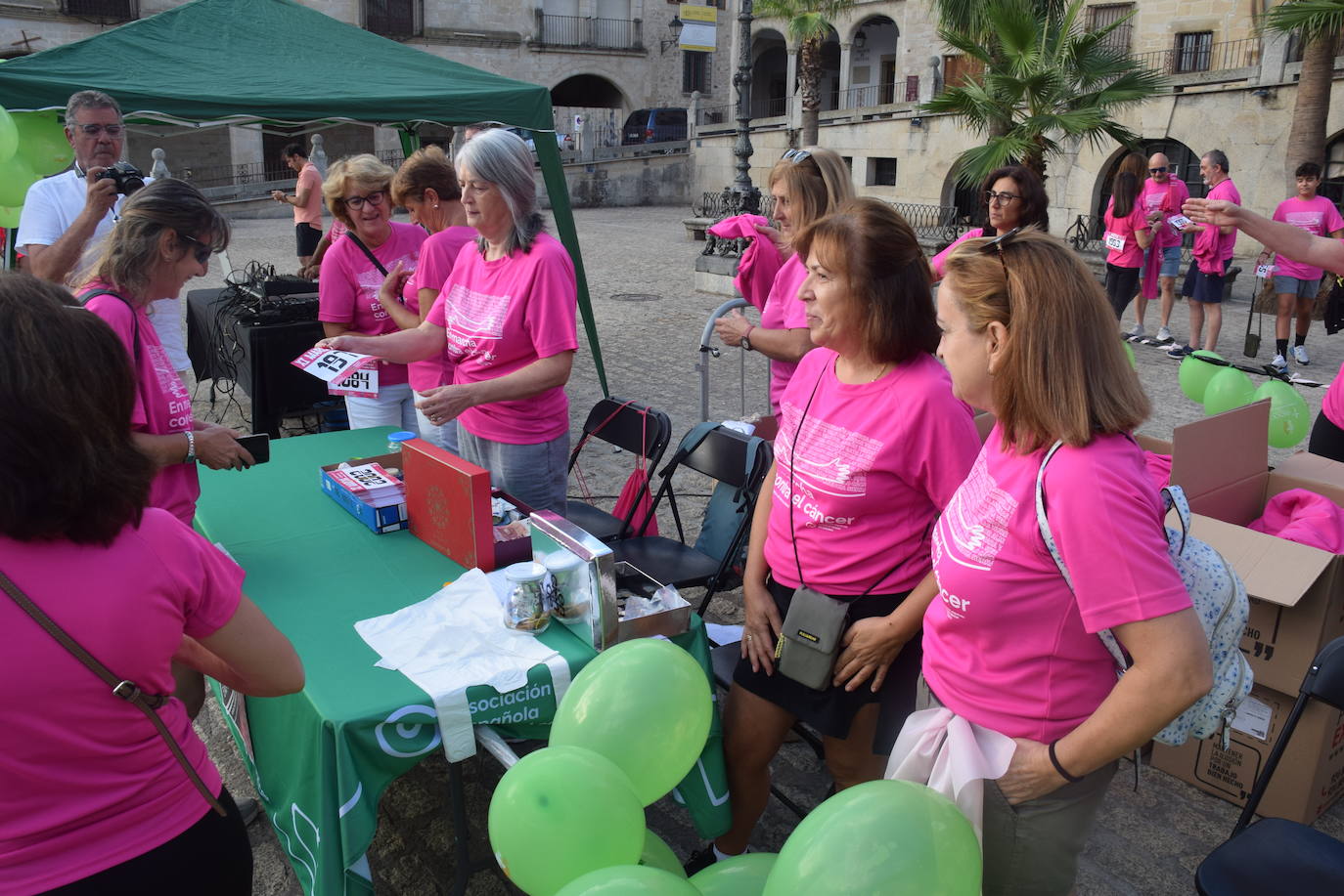 Imagen secundaria 1 - La ciudad se vuelve a teñir de rosa con la recuperada Marcha contra el Cáncer