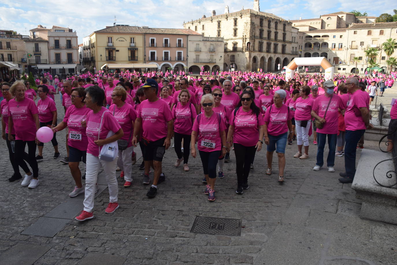 Imagen secundaria 2 - La ciudad se vuelve a teñir de rosa con la recuperada Marcha contra el Cáncer