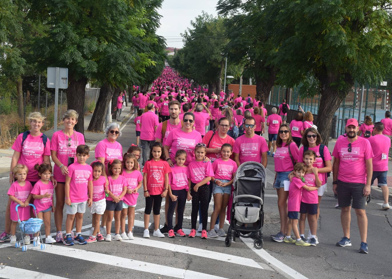 Grupo de amigos participante en la marea rosa 
