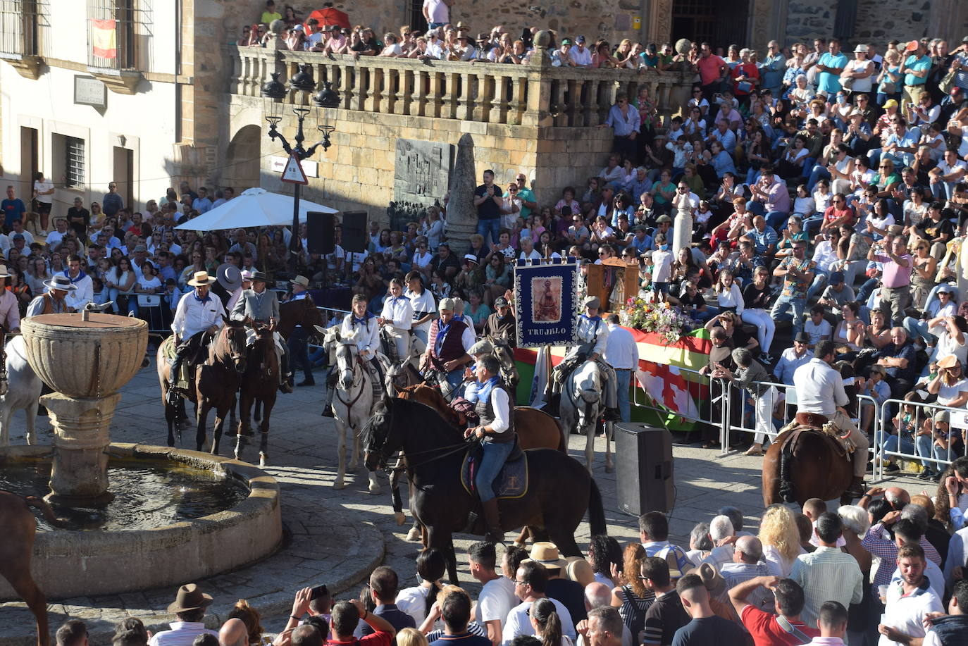 Imagen principal - Un nutrido grupos de caballistas de la ciudad participa en la tradicional peregrinación a Guadalupe
