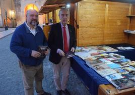 Luis Alberto de Cuenca, acompañado por Basilio Rodríguez.