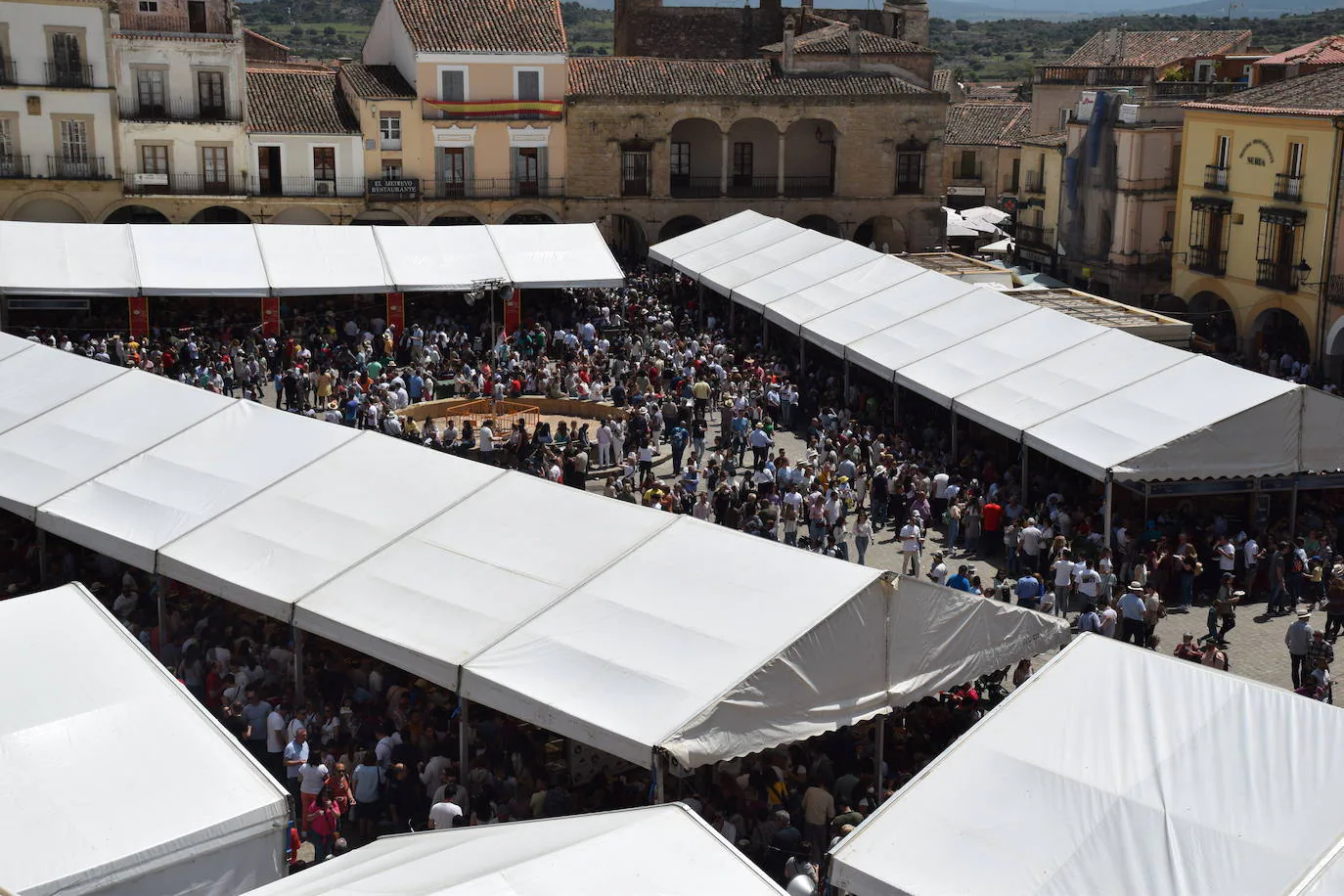 La infraestructura de la Feria del Queso, en la plaza Mayor trujillana