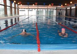 Dos de los vecinos que hicieron uso ayer de la piscina climatizada