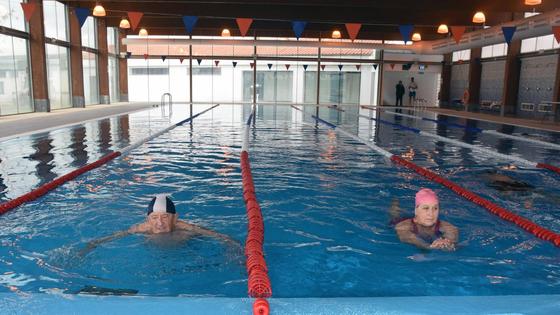 Los primeros vecinos ya han hecho uso de la piscina climatizada