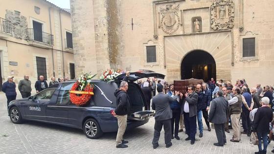Numerosos vecinos dan el último adiós al modisto Enrique Elías