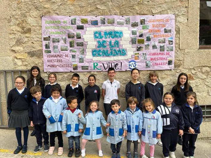 Estudiantes del colegio Sagrado Corazón de Jesús, junto a 'El muro de la realidad'