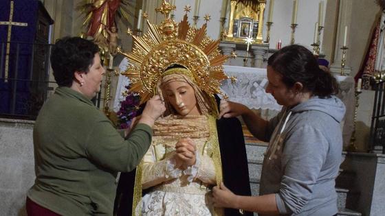 La Virgen de la Soledad de San Pedro, con un vestido centenario
