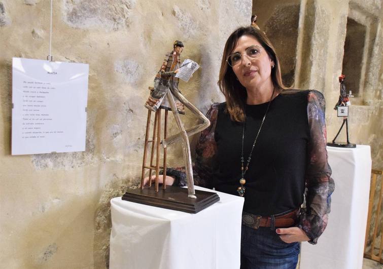 María José Piñas muestra esculturas en papel con figuras femeninas