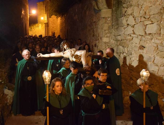 Cientos de personas participan en el vía crucis por la parte antigua
